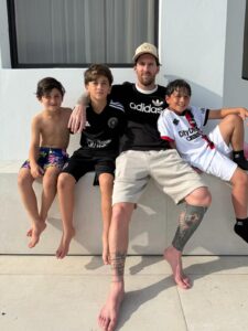 Antonela Roccuzzo publicó el álbum de fotos del día de pileta de la familia Messi: el guiño a Newell’s que hizo furor