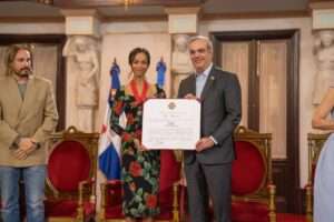 Presidente de la República Dominicana condecora a Zoe Saldaña con la Orden Heráldica de Cristóbal Colón