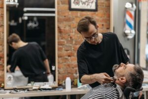 Por qué las barberías tienen cilindros de color blanco, azul y rojo