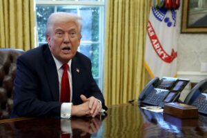 Las acciones de los principales fabricantes de automóviles caen este jueves tras el anuncio del presidente de Estados Unidos, Donald Trump, de imponer aranceles del 25 por ciento a los vehículos y autopartes importados, una medida que ha generado temores sobre una posible recesión económica, según reportes del mercado financiero global. Alemania, Francia, Canadá y Japón criticaron el arancel del 25% impuesto por Trump a las importaciones de vehículos fabricados fuera de EEUU Te puede interesar: Alemania, Francia, Canadá y Japón criticaron el arancel del 25% impuesto por Trump a las importaciones de vehículos fabricados fuera de EEUU En Tokio, Toyota, el mayor fabricante de automóviles del mundo por ventas, perdió un 2 por ciento en la bolsa. Honda retrocedió 2,5 por ciento, Nissan cayó 1,7 por ciento y Mazda se desplomó un 6 por ciento. En Seúl, las acciones de Hyundai cedieron más del 4 por ciento. En Europa, Stellantis, matriz de Peugeot y Jeep, retrocedió un 3,5 por ciento. Porsche cayó 4 por ciento y BMW perdió un 1,8 por ciento. En la bolsa de Mumbai, Tata Motors, exportador de Jaguar Land Rover a Estados Unidos, registró una baja superior al 5 por ciento. La Unión Europea advirtió que la retirada de las tropas rusas de Ucrania es una condición para levantar las sanciones Te puede interesar: La Unión Europea advirtió que la retirada de las tropas rusas de Ucrania es una condición para levantar las sanciones En el mercado estadounidense, los gigantes automotrices General Motors y Ford también mostraban fuertes descensos en las operaciones posteriores al cierre. “Las esperanzas recientes de que Trump no impondría aranceles específicos al sector… han quedado completamente desmentidas por el hecho de que el presidente ha comenzado a anunciar estas medidas antes de lo previsto”, señaló Joshua Mahony, analista de Scope Markets. Se hundió un submarino con 45 turistas a bordo en el mar Rojo: al menos seis muertos, cuatro de ellos son rusos Te puede interesar: Se hundió un submarino con 45 turistas a bordo en el mar Rojo: al menos seis muertos, cuatro de ellos son rusos Japón y Corea del Sur, Japón y Corea del Sur, grandes exportadores a Estados Unidos, expresaron preocupación por el impacto económico de los aranceles (REUTERS/ARCHIVO) Aunque se esperaba que los aranceles anunciados para el llamado “Día de la Liberación” del presidente, el 2 de abril, serían menos severos, la medida sorprendió por su contundencia. “Lo que vamos a hacer es aplicar un arancel del 25 por ciento a todos los autos que no se fabriquen en Estados Unidos”, declaró Trump al firmar la orden en la Oficina Oval. La medida entrará en vigor a las 00:01 hora del Este (04:01 GMT) del 3 de abril, y afectará a los automóviles y camionetas ligeras de fabricación extranjera. Las autopartes clave también estarán sujetas a aranceles antes de que termine el mes. Actualmente, aproximadamente la mitad de los vehículos vendidos en Estados Unidos se producen dentro del país. De los vehículos importados, alrededor del 50 por ciento proviene de México y Canadá, mientras que Japón, Corea del Sur y Alemania son también grandes proveedores. Trump busca aplicar desde el Trump busca aplicar desde el 3 de abril fuertes gravámenes a vehículos importados en Estados Unidos (REUTERS/ARCHIVO) El gobierno japonés calificó la decisión de “extremadamente lamentable”. El primer ministro canadiense, Mark Carney, declaró que se trata de “un ataque directo” a los trabajadores de su país. El ministro de Finanzas de Francia, Eric Lombard, advirtió: “La única solución para la Unión Europea será subir los aranceles a los productos estadounidenses en respuesta.” Por su parte, la ministra de Finanzas del Reino Unido, Rachel Reeves, afirmó que Londres no busca “escalar” una guerra comercial, en medio de negociaciones con Washington para asegurar un acuerdo comercial posterior al Brexit. “Queremos lograr una mejor relación comercial con Estados Unidos”, declaró Reeves a Sky News. En Londres, las pérdidas en el índice FTSE 100 por parte del sector automotor fueron compensadas por las ganancias del sector minorista. La cadena de ropa Next subió 6,9 por ciento tras anunciar un beneficio anual antes de impuestos por encima de los 1.000 millones de libras esterlinas (1.300 millones de dólares). Marks and Spencer ganó 3,4 por ciento.