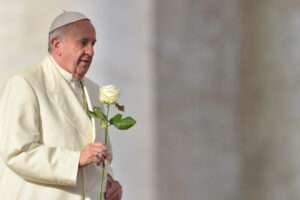 Tras pasar una noche tranquila, el papa descansa al cumplirse su tercera semana ingresado