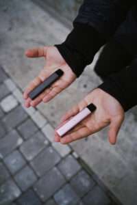 El uso del cigarrillo electrónico se asocia a un mayor fracaso a la hora de abandonar el tabaco, según se desprende de un estudio realizado por la Universidad de California en San Diego (Estados Unidos), que ha mostrado como los fumadores que vapean a diario tienen una tasa del 4,1 por ciento menor de cesación tabáquica, en comparación con los fumadores que no vapean. "El estudio refuta la idea de que los cigarrillos electrónicos pueden ayudar a las personas a dejar de fumar. Se trata de una percepción común entre los adictos a la nicotina, impulsada por la industria, y que necesitamos cambiar", ha afirmado la presidenta de Nofumadores.org, Raquel Fernández Megina. Tras ello, ha insistido en que "vapear es fumar" y que "no ayuda a dejarlo", considerando que perpetúa tanto la adicción a la nicotina como la gestualidad del consumo de cigarrillos, todo ello mientras "neutraliza la oportunidad de llevar a cabo un intento serio" de dejar de fumar. La investigación, publicada en la revista 'Journal of American Medical Association', "desmonta el mito de que el vapeo es una herramienta efectiva para dejar de fumar", razón por la que Megina ha subrayado la necesidad de basar las políticas de salud pública en evidencia científica "sólida" y sin que esté "impulsada" por la industria de la nicotina. Este trabajo ha analizado datos de más de 6.000 fumadores estadounidenses, entre lo que se encuentran 943 consumidores de cigarrillos electrónicos, y ha mostrado que, si bien no contienen las mismas sustancias nocivas que el humo del tabaco, no son "inofensivos". Es por ello por lo que ha reclamado al Ministerio de Sanidad la realización de un estudio similar en España, cuyos resultados "van a ser exactamente los mismos o peores, dada la legitimación social que tiene fumar en espacios compartidos" en el país, tal y como ha afirmado Megina. Según la encuesta EDADES 2024, el 19 por ciento de la población de 15 a 64 años ha consumido cigarrillos electrónicos alguna vez en la vida, porcentaje superior al 12,1 por ciento registrado en 2022; este incremento es "especialmente preocupante" entre los jóvenes, y es que un 54,6 por ciento de los estudiantes de entre 14 y 18 años ha usado estos cigarrillos en alguna ocasión, aunque es más frecuente en chicos. El estudio 'Vapeo, tabaco y riesgo de cáncer de pulmón' ha demostrado que los fumadores tienen diez veces más probabilidades de desarrollar este tumor que quienes no fuman, y que el riesgo de sufrir este cáncer "se multiplica por cuatro" entre quienes fuman y vapean a diario. En relación a ello, ha instado a las autoridades a "tomar medidas contundentes para regular restrictivamente estos productos y evitar una nueva generación de adictos a la nicotina", señalando la necesidad de reevaluar las políticas públicas relacionadas con los cigarrillos electrónicos, así como de informar "adecuadamente" a la población sobre sus riesgos. "La industria de la nicotina, que mayoritariamente es la misma que la del tabaco, utiliza estrategias de marketing similares a las utilizadas tradicionalmente para la promoción de los cigarrillos, con el propósito de enganchar a nuevos consumidores a sus productos nicotínicos, especialmente entre los jóvenes", ha añadido Megina.