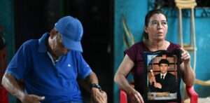 Padres imploran por menores que serán llevados a cárceles de mayores en El Salvador