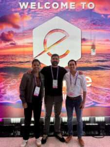 En un hito significativo para el ecosistema emprendedor de la República Dominicana, tres startups dominicanos están representando al país en la prestigiosa conferencia de eMerge Americas, que se lleva a cabo el 27 y 28 de marzo en el Miami Beach Convention Center, Florida. Este evento es uno de los principales puntos de encuentro para innovadores, inversores y líderes de tecnología en América Latina y el Caribe. Los tres emprendimientos seleccionados – Extinguisher 360, FLAI, y CXGenies – han sido destacados por su impacto en sus respectivos sectores y por su capacidad para contribuir al desarrollo económico y tecnológico de la región. Extinguisher 360, una plataforma SaaS que simplifica las inspecciones mensuales de extintores mediante tecnología de código QR, ha ganado notoriedad por su capacidad para mejorar la trazabilidad y cumplir con las normativas NFPA 10 de forma digital. El emprendimiento fue cofundado por Eduardo Dominguez-Imbert, Jonathan Bournigal y Carlos Sanlley, y ha sido galardonado en el programa de aceleración CREE Banreservas, obtuvo el tercer lugar en el concurso de pitch de Harvard Business School Angels of South Florida 2025 y fue ganador del AmchamDR Pitch Competition de 2024, organización que ha auspiciado a los emprendimientos en este viaje. FLAI es una plataforma que revoluciona la cadena de distribución al optimizar la eficiencia mediante procesos digitales y escalables, facilitando la toma de decisiones con datos valiosos. Su tecnología permite a empresas y transportistas transformar la gestión de sus operaciones logísticas. FLAI ganó el primer lugar en el reconocido “Startup Avenue” en Volcano Summit en Guatemala en 2024 y también fue ganador del AmchamDR Pitch Competition de 2024. FLAI fue fundada por Angel Terrero, Luis Roa y Carlos Guillermo Flaquer. CXGenies es una plataforma de análisis de la experiencia de cliente que ayuda a las empresas a comprender mejor cómo se sienten sus clientes. Fundada por Rainier Mallol y Alekos Martinez, la herramienta utiliza inteligencia artificial para clasificar y priorizar el feedback obtenido de diversos canales, generando recomendaciones basadas en un análisis claro de datos. Esto permite a las empresas ahorrar hasta 5 días al mes, reducir hasta un 37 % el volumen de quejas y tomar decisiones más rápidas para mejorar la experiencia de sus clientes. La participación de estos emprendimientos en eMerge Americas refuerza el crecimiento del ecosistema de startups en la República Dominicana, destacando la capacidad de los emprendedores locales para desarrollar soluciones tecnológicas de vanguardia que resuelven problemas reales y tienen un impacto global. Eduardo Dominguez-Imbert, co-fundador y CEO de Extinguisher 360, comentó: "Estar presente en eMerge Americas es una oportunidad única para conectar con inversores, aprender de los mejores en la industria y mostrar cómo nuestras soluciones pueden transformar industrias enteras. Estamos emocionados de representar a la República Dominicana en este escenario internacional". El acto contará con la participación de destacados ponentes y panelistas internacionales que compartirán su experiencia sobre innovación, inversión tecnológica y el futuro de los startups. La representación dominicana, a través de estos tres emprendimientos, se erige como un ejemplo del talento emergente y la creciente capacidad de la región para generar soluciones disruptivas en el ámbito tecnológico. Sobre eMerge Americas eMerge Americas es una de las principales conferencias tecnológicas de América Latina y el Caribe, que reúne a innovadores, emprendedores, inversores y expertos en tecnología para debatir sobre las últimas tendencias y oportunidades en la industria. El evento se ha consolidado como un punto clave para el ecosistema emprendedor en América Latina.