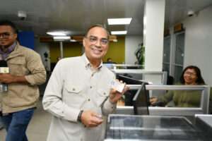 Gilberto Santa Rosa recibe cédula dominicana
