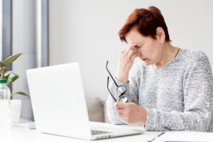 Reducir el cansancio ocular al usar pantallas, una misión urgente para la salud visual