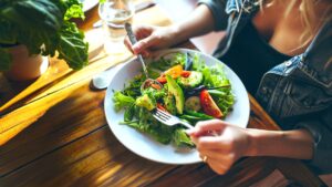 Qué vitaminas necesita el cuerpo para mantenerse saludable, según la edad