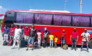 Detienen camionero por trasladar ciudadano haitiano en condición migratoria irregular en Mao
