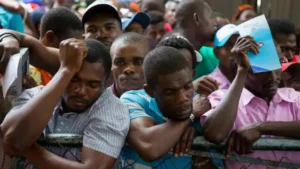 Haitianos piden retomar planes de regularización tras marcha en Friusa