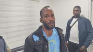 Se entrega a la Policía el hombre que apuñaló fatalmente a su expareja en Santiago