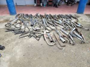 Policía destruye mofles modificados incautados en operativos contra contaminación sónica en Hato Mayor