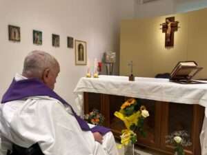 Publican primera foto del papa Francisco tras un mes hospitalizado
