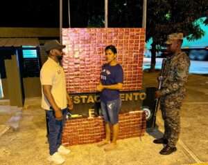 Patrullas del Ejército arrestan a mujer con 83 mil cigarrillos de contrabando y hombre con 9.7 libras de marihuana