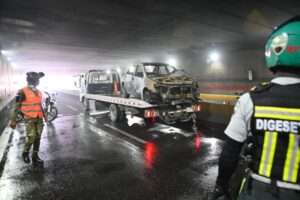 Así quedó el vehículo que se incendió en el túnel de la avenida 27 de febrero