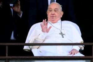 El médico que trató al papa: "Tuvimos que elegir entre dejarlo ir o probar con todo"