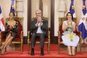 Abinader destaca el legado de Zoé Saldaña durante su condecoración en el Palacio Nacional
