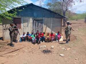 Grupos de indocumentados fueron interceptados en San Juan de la Maguana y Montecristi.