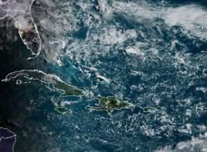 Viento del este y vaguada en altura provocarán aguaceros