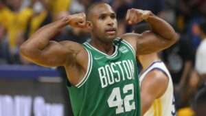 El nuevo propietario del equipo creció en Massachusetts y es aficionado de los Celtics. La familia Grousbeck compró los Celtics en 2002 por cerca de 360 millones de dólares. Boston Celtics, dos campeonatos de la NBA con la familia Grousbeck En 2023, los Grousbeck anunciaron su intención de vender el 51 % del equipo. Se espera que Wyc Grousbeck, actual gobernador de la franquicia, siga al frente de los Celtics hasta 2028. Miembros de los Boston Celtics celebran tras ganar el anillo de campeones de la NBA de 2024, en una fotografía de archivo. EFE/Cj Gunther Miembros de los Boston Celtics celebran tras ganar el anillo de campeones de la NBA de 2024, en una fotografía de archivo. EFE/Cj Gunther Los Celtics son los vigentes campeones de la NBA, uno de los dos anillos junto al de 2008 que han ganado con los Grousbeck en la propiedad. La cifra del acuerdo supera ampliamente las últimas ventas en la NBA. En 2023, los Phoenix Suns se vendieron por 4.000 millones de dólares, mientras que los Milwaukee Bucks (25 % de participación) y los Dallas Mavericks cambiaron de manos ese mismo año por unos 3.500 millones cada uno.