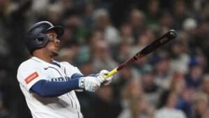 Jorge Polanco y Randy Arozarena conectaron sendos vuelacercas en la octava entrada y los Marineros de Seattle se recuperaron para vencer el jueves 4-2 a los Atléticos. El jonrón de dos carreras del dominicano Polanco por el jardín central con dos outs, y selló la victoria después de que el mexicano Arozarena empató la pizarra a 2 con un batazo por la pradera izquierda. El estallido se produjo en un duelo en que Seattle homenajeó al nuevo miembro del Salón de la Fama, Ichiro Suzuki, quien hizo el primer lanzamiento. Tyler Soderstrom, uno de los tres peloteros menores de 24 años en la alineación titular de los Atléticos en esta jornada inaugural de la campaña, conectó dos jonrones en solitario en el primer juego de su equipo en la era posterior a Oakland. El relevista Trent Thornton (1-0) se llevó la victoria después de permitir la carrera de la ventaja en la parte alta del octavo episodio. El cerrador mexicano Andrés Muñoz consiguió el salvamento con un ponche y una doble matanza en la novena entrada. Expandir imagenInfografía El jardinero central de los Marineros de Seattle, Julio Rodríguez, es presentado antes del partido inaugural de béisbol contra los Atléticos, el jueves 27 de marzo de 2025, en Seattle. (FOTO AP/LINDSEY WASSON) Actuación quisqueyana El dominicano José Leclerc (0-1) sufrió la derrota al lanzar sólo un tercio pero permitir tres carreras. Alcanzó a ponchar a un contrario y otorgó una base por bola. El lanzador dominicano Luis Severino abrió por los Atléticos, concedió tres hits en seis entradas y salió de apuros con corredores en posición de anotar en la quinta y sexta. Ponchó al mexicano Rowdy Tellez con corredores en segunda y tercera para terminar su noche. Por los Atléticos, el dominicano Miguel Andújar de 3-0. El colombiano Gio Urshela de 3-0. Por los Marineros, los dominicanos Víctor Robles de 3-0 con una remolcada, Julio Rodríguez de 3-0, Polanco de 3-3 con una anotada y dos impulsadas. Los mexicanos Arozarena de 3-1 con una anotada y una producida, Téllez de 3-0.