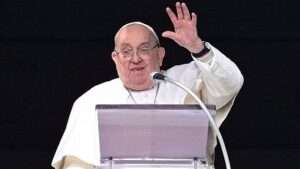 Papa Francisco aparece en público tras su alta médica