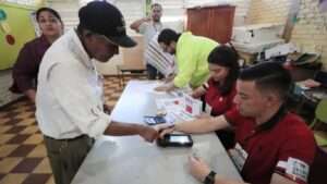 Precandidatos ejercen su derecho al voto en elecciones primarias de Honduras