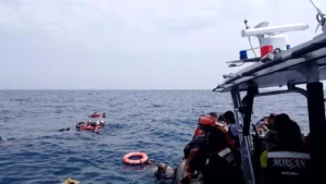 Tensión en las Maldivas: Rescate exitoso de pasajeros tras hundimiento parcial de lancha