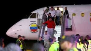 La Administración de Nicolás Maduro, quien juró para un tercer mandato tras su cuestionada reelección, dijo este jueves, luego del retorno de 311 migrantes venezolanos desde México, estar lista para recibir más connacionales, pero acusó al Departamento de Estado de EE.UU. de estar "bloqueando" estas operaciones de repatriación. "Estamos completamente listos, solamente a la espera de que se den las coordinaciones necesarias", declaró el representante del chavismo en las negociaciones con EE.UU., Jorge Rodríguez, desde el Palacio de Miraflores -sede del Ejecutivo venezolano-, tras una reunión con familiares de deportados recientemente por Washington a El Salvador. El también presidente del Parlamento anunció que la Administración chavista está contactando a los "mejores bufetes en materia de migración" en Estados Unidos para que representen a Venezuela y a "todos y cada uno de los migrantes venezolanos". Ad Asimismo, aseguró que ya han "contratado a los mejores bufetes de abogados en El Salvador para que defiendan" y "logren la libertad" de las más de 200 personas deportadas el pasado fin de semana a ese país centroamericano, donde denunció que están "secuestrados". Rodríguez insistió en que los deportados a El Salvador "van a ser rescatados por la fuerza de la verdad", y defendió que se habían registrado "debidamente ante los organismos de migración" estadounidenses por lo que, sostuvo, cumplieron con los "requisitos que les estableció Estados Unidos de América para vivir allí en distintas ciudades". RELACIONADAS Casi 200 migrantes venezolanos son repatriados desde Guantánamo, con escala en Honduras Actualidad Casi 200 migrantes venezolanos son repatriados desde Guantánamo, con escala en Honduras Flujo migratorio inverso: venezolanos renuncian a EE.UU. pero no a la idea de otra vida Actualidad Flujo migratorio inverso: venezolanos renuncian a EE.UU. pero no a la idea de otra vida "Ni uno" del Tren de Aragua Tras la llegada de los 311 venezolanos desde México durante la jornada, el titular del Ministerio de Interior, Diosdado Cabello, reiteró que "ni uno" de los repatriados desde febrero pertenece a la organización criminal Tren de Aragua -nacida en una cárcel de la nación caribeña-, pese a los señalamientos de Estados Unidos. Cabello aseguró que el Gobierno estadounidense había comunicado que iba a deportar a supuestos miembros del Tren de Aragua, pero, dijo, "está muy confundido" porque, de momento, no "ha enviado a nadie" de la banda criminal, señalada como terrorista por Washington. Un total de 919 venezolanos han retornado a su país en cinco vuelos desde el pasado febrero, cuando fueron repatriados 190 en un primer momento, 176 que estaban en la base militar estadounidense de Guantánamo y más recientemente 242, también procedentes de México. Del total de repatriados, 18 "tienen cuentas pendientes que resolver con la Justicia" venezolana, según cifras oficiales. El funcionario destacó el "gesto hermoso" del Gobierno de Claudia Sheinbaum y, en ese sentido, agradeció las "atenciones a los venezolanos allá" en México. Retorno de niños sin acompañantes Entre los 311 migrantes venezolanos que volvieron desde México, había 21 menores de edad, según informó Cabello. El ministro no especificó las edades y tampoco explicó por qué "viajaron solos" esos niños, aunque aseguró que "la mayoría tiene aquí a sus familiares, que los están esperando para recibirlos y llevarlos a sus hogares". Por su parte, la Cruz Roja venezolana informó, a través de X, que, en coordinación con las autoridades de la nación petrolera, un equipo de pediatría y enfermería viajó en el vuelo desde Ciudad de México para asistir a los niños "no acompañados". "También ofrecimos consultas médicas, apoyo psicosocial, kits de higiene, medicamentos y refrigerios a los retornados", añadió.