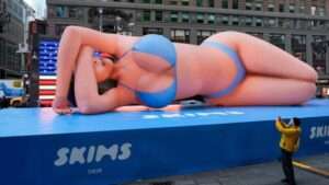 SKIMS deslumbra en Times Square con una gigante réplica inflable de Kim Kardashian
