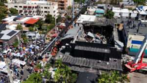 #ElPaísTN I Félix Manuel Soto, uno de los sobrevivientes del trágico colapso ocurrido en la discoteca Jet Set el pasado 8 de abril, ofreció este lunes un conmovedor testimonio mientras retiraba sus pertenencias en la Fiscalía del Distrito Nacional.