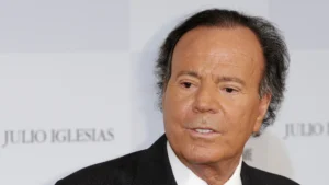 Julio Iglesias envía un “abrazo del alma” a los afectados por la tragedia del Jet Set