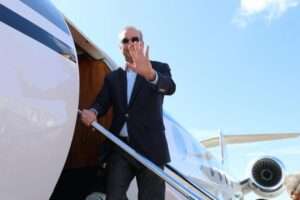 Presidente Abinader viaja al Vaticano junto a la primera dama para funeral del Papa Francisco