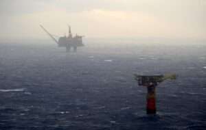 El petróleo Brent baja casi el 15 % en tres sesiones y está en el nivel más bajo en 4 años