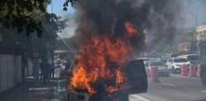 Vehículo se incendia en la calle México; bomberos controlan la situación