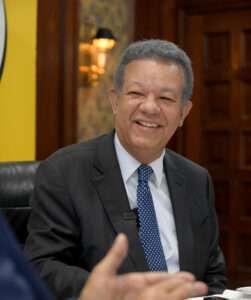 Leonel Fernández advierte sobre el impacto de la tecnología en la desinformación ciudadana