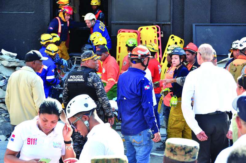 Abinader instruye redactar decreto para reconocer a rescatistas de la tragedia en Jet Set