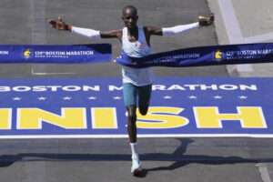 Sharon Lokedi supera un récord del Maratón de Boston, mientras John Korir gana como su hermano