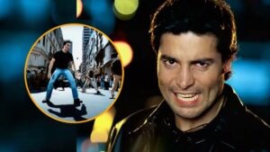 A pocos días de llevar su gira musical a España, el cantante puertorriqueño Chayanne recibió una sorpresiva solicitud. La organización Personas por el Trato Ético de los Animales (PETA) le instó a cambiar el nombre de su icónica canción “Torero” por “Bombero”, en lo que califican como un gesto simbólico en contra de la tauromaquia. Kim Soo-hyun habría sido demandado por 2 millones de dólares tras escándalo por su relación con Kim Sae-ron Te puede interesar: Kim Soo-hyun habría sido demandado por 2 millones de dólares tras escándalo por su relación con Kim Sae-ron El pedido fue enviado mediante una carta oficial dirigida al artista. En ella, la vicepresidenta de PETA para Europa, Mimi Bekhechi, argumenta que el título de la canción podría interpretarse como una exaltación de las corridas de toros, una práctica cuestionada que muchos califican de crueldad animal. “Glorificar a hombres que atormentan y matan animales por entretenimiento simplemente no está en sintonía con los valores modernos”, sostuvo Bekhechi en la misiva que difundida por la agencia EFE. “Siete de cada diez españoles se oponen a estos eventos sangrientos”. ¿Plagio o casualidad? “Harry Potter” y sus similitudes con una olvidada película de los 80 Te puede interesar: ¿Plagio o casualidad? “Harry Potter” y sus similitudes con una olvidada película de los 80 PETA se ha manifestado continuamente PETA se ha manifestado continuamente en contra de las corridas de toros. (Archivo/REUTERS) La carta también ofrece una alternativa con un enfoque más positivo para el personaje protagonista de la canción. “En cambio, los bomberos representan el valor, la dedicación y la empatía, valores que la mayoría de nosotros admiramos. Los bomberos salvan vidas poniendo su vida en juego, y por ello merecen ser celebrados”. “Al asociar la palabra Torero con la tauromaquia se corre el riesgo de dar legitimidad a una práctica que muchos quieren abolir. Un artista con tu influencia tiene el poder de impactar positivamente en la cultura, y actualizar el nombre de la canción enviaría un poderoso mensaje de compasión”, finaliza el escrito. El misterio de la “rumpus room”, la habitación oculta de la casa de Los Simpson Te puede interesar: El misterio de la “rumpus room”, la habitación oculta de la casa de Los Simpson La historia de un clásico del pop latino “Torero” fue lanzado en 2002 como el segundo sencillo del álbum recopilatorio Grandes Éxitos de Chayanne. Escrita por Estéfano y coescrita por Marcello Azevedo, la canción combina el pop latino con influencias de la música española y dance pop. Su éxito fue arrollador: alcanzó el número uno en países como España, Argentina, México, Colombia, Perú, Chile, Venezuela y Puerto Rico, entre otros. A más de dos décadas de su lanzamiento, todavía es una canción celebrada y disfrutada por el público hispanohablante. Desde su lanzamiento en 2002, Desde su lanzamiento en 2002, Torero se transformó en un clásico del pop latino y lideró los rankings en América Latina y España. (@chayanne/Instagram) El videoclip de la canción, dirigido por Pablo Croce y producido por María Inés Vélez, fue grabado el 27 de febrero de 2002 en Buenos Aires, Argentina. Las locaciones incluyeron la icónica Avenida 9 de Julio y el cruce de las calles Arenales y Talcahuano, en el Barrio Norte de la ciudad. Según detallaron medios locales, el rodaje fue memorable para los vecinos por el caos que se desató. “Se cortó el tránsito cuatro manzanas a la redonda de la intersección entre las calles Arenales y Talcahuano, donde transcurría la escena”, describió el portal MDZ. En el video se ve a Chayanne deteniendo el tráfico y bailando en plena calle para conquistar a una mujer que maneja un descapotable verde. A pesar del intenso calor porteño, el cantante grabó las escenas vestido con una casaca de cuero negra, lo que no pasó desapercibido entre los transeuntes que lograron verlo en acción. El videoclip fue nominado al Grammy Latino en la categoría “Mejor Video Musical Versión Corta”, aunque perdió frente a “Frijolero” de Molotov. Desde su publicación en YouTube en 2010, acumula más de 236 millones de visualizaciones hasta el cierre de esta nota. El videoclip fue rodado en El videoclip fue rodado en Buenos Aires, donde las calles se paralizaron para grabar las escenas (Captura: YouTube) Chayanne y su tour por América Latina El pedido de PETA llega en el marco de la gira “Bailemos otra vez” que Chayanne llevará a España el próximo 16 de mayo. El recorrido por el país incluye paradas en A Coruña (18 de mayo), Valencia (22), Murcia (24), Fuengirola (25), Madrid (29), Sevilla (1 de junio), Barcelona (4) y Zaragoza (6). Posteriormente, el artista continuará su tour por América Latina con las siguientes fechas confirmadas: 10 de julio – Quito, Ecuador (Estadio Atahualpa) 12 de julio – Guayaquil, Ecuador (Estadio Modelo) 17 de julio – Lima, Perú (Estadio Nacional) 19 de julio – Arequipa, Perú (Estadio Monumental de la UNSA) 26 de julio – Asunción, Paraguay (Jockey Club) 20 al 28 de agosto y 1 al 4 de septiembre – Santiago, Chile (Movistar Arena) Además, volverá a México en ocho conciertos más desde el 27 de septiembre hasta el 25 de octubre.