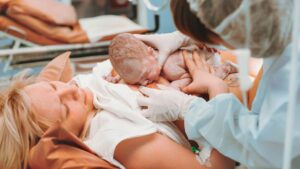 ¿El contacto piel con piel mejora el desarrollo cognitivo de los bebés prematuros?