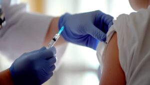 Por qué usar el mismo brazo para las vacunas podría potenciar la respuesta del organismo