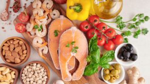 El alimento que se debe limitar para reducir el riesgo de colesterol alto, según expertos en nutrición