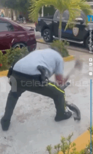 Cansado de las denuncias de ruido, teniente destruye mofle de motor
