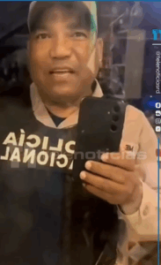 Miembro de la Policía Nacional reclama a barbero por estar laborando en horas de la madrugada.