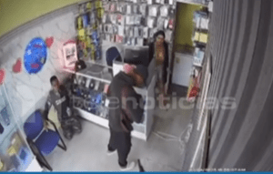 Delincuentes atracan tienda de celulares en presencia de un agente policial