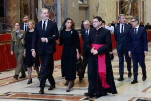 El ‘look’ de la reina Letizia en el funeral del papa Francisco: mantilla de encaje y joyas de la reina Victoria Eugenia