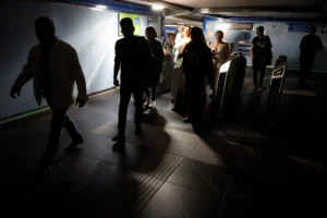 Apagón en España: Trenes y metro de Madrid parados y gente atrapada en ascensores