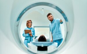 ¿Está pensando en derrochar en una IRM o una TC de cuerpo entero, basándose en la última moda de salud? Los científicos identificaron la edad en la que el cerebro se deteriora más rápido Te puede interesar: Los científicos identificaron la edad en la que el cerebro se deteriora más rápido Solo ten en cuenta que estarás contribuyendo al cambio climático, según un nuevo estudio. Solo las exploraciones de imágenes innecesarias para los beneficiarios de Medicare generan hasta 129 kilotones métricos de emisiones de dióxido de carbono al año, lo que equivale a alimentar una ciudad de más de 70,000 personas, encontraron los investigadores. No hace falta hacer ejercicio diario para mantenerse saludable, dijo un estudio sobre los “guerreros de fin de semana” Te puede interesar: No hace falta hacer ejercicio diario para mantenerse saludable, dijo un estudio sobre los “guerreros de fin de semana” "Nuestro análisis demuestra el potencial de reducir significativamente nuestra huella de carbono al reducir los pedidos de imágenes innecesarios", señaló en un comunicado de prensa la investigadora Elizabeth Rula, directora ejecutiva del Instituto de Políticas de Salud Harvey L. Neiman en Reston, Virginia. En el estudio, los investigadores analizaron los datos de las exploraciones anuales por imágenes realizadas a casi 30 millones de beneficiarios de Medicare tradicional entre 2017 y 2021. Cuáles son los alimentos que ayudan a tener más energía Te puede interesar: Cuáles son los alimentos que ayudan a tener más energía Un estudio anterior estimó que hasta el 26% de las exploraciones por imágenes ordenadas para los pacientes de Medicare son inapropiadas. Los investigadores utilizaron los datos de ese estudio para rastrear escaneos innecesarios y estimar las emisiones de dióxido de carbono vinculadas a ellos. Todos los escaneos de imágenes produjeron enormes cantidades de emisiones, incluyendo hasta 136 kilotones para las resonancias magnéticas, hasta 178 kilotones para las tomografías computarizadas, 46 kilotones para los rayos X y 23 kilotones para las ecografías, según muestran los resultados. Las estimaciones de gama alta "también incluyeron la energía requerida cuando los escáneres están en modo de espera o en la fase de producción entre escaneos", señaló en un comunicado de prensa el investigador principal, el Dr. Gregory Cavanagh, residente del Hospital y Centro Médico Lahey. Eliminar las exploraciones de imágenes innecesarias podría reducir esas emisiones hasta en 129 kilotones, dijeron los investigadores. Las TC innecesarias contribuyeron a alrededor de la mitad de estas emisiones excesivas, y las IRM innecesarias otra cuarta parte, apuntaron los investigadores. "Es probable que las emisiones continúen aumentando dados los aumentos sostenidos en los volúmenes generales de imágenes en la última década, y el potencial de aumentos adicionales relacionados con las exposiciones y los eventos relacionados con el cambio climático", señaló en un comunicado de prensa la investigadora, la Dra. Julia Schoen, profesora clínica asistente de la Universidad de Michigan Health en Ann Arbor, Michigan. Reducir los escaneos innecesarios podría ayudar a proteger el planeta, concluyeron los investigadores. "Estos hallazgos añaden una razón adicional e importante para reducir el uso inadecuado de las imágenes, lo que también disminuiría el riesgo y el costo para los pacientes, el costo para el sistema de atención de la salud y los volúmenes que contribuyen a la actual escasez de personal de radiología", dijo Rula. El nuevo estudio aparece en la revista Journal of the American College of Radiology. Más información La Universidad Estatal de Ohio ofrece más información sobre las exploraciones por imágenes de cuerpo entero.