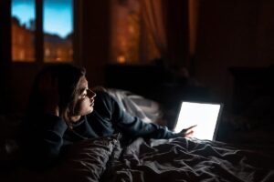 El tiempo frente a las pantallas potencia el insomnio y los síntomas de depresión entre las adolescentes