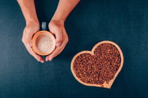 Cuál es la mejor manera para preparar café y reducir el colesterol, según los expertos