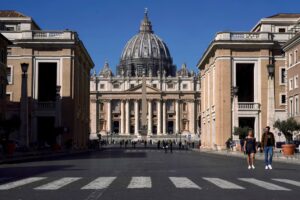 Cómo funciona el gobierno del Vaticano en sede vacante: el rol del camarlengo, el decano y el cardenal Parolin